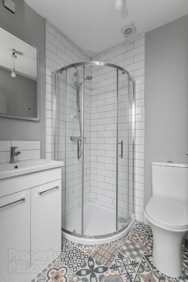 Central Belfast Modern Apartment Great Location Free Parking Bagian luar foto